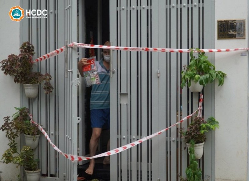 Người bệnh sẽ tự xuống lấy thuốc của mình. Nguồn: HCDC TP Hồ Chí Minh. Người bệnh sẽ tự xuống lấy thuốc của mình