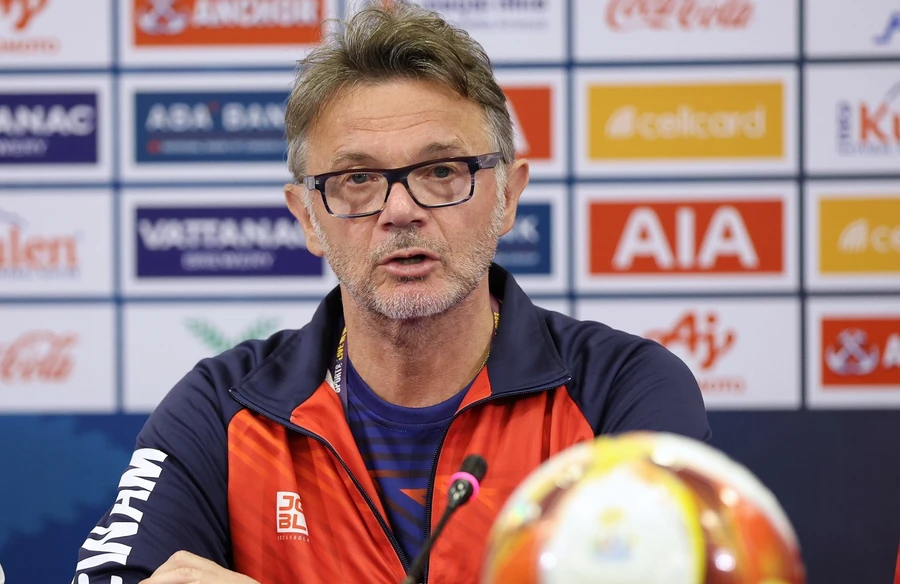 HLV Troussier quyết tâm cùng U22 Việt Nam giành Huy chương vàng SEA Games 32.