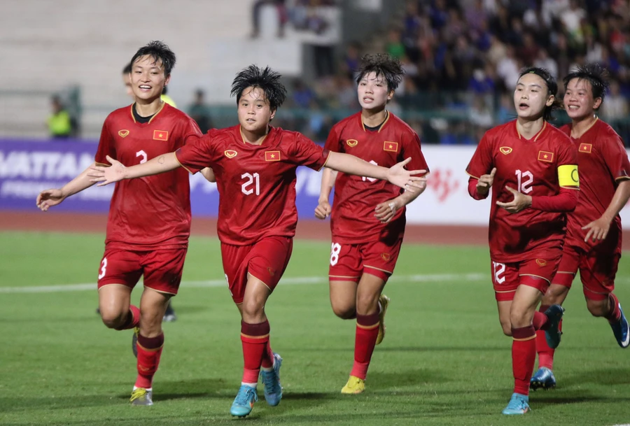 Tuyển nữ Việt Nam vào chung kết SEA Games sau chiến thắng ấn tượng trước Campuchia.