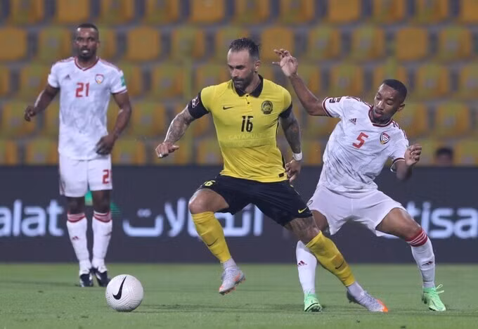 Tiền đạo gốc Brazil mới nhập tịch Malaysia, Guilherme de Paula (áo vàng) gây thất vọng trong trận thua UAE. Ảnh VNE.