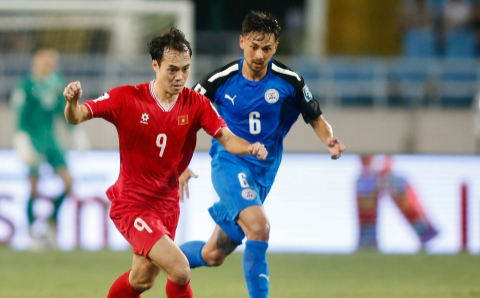 Văn Toàn bị treo giò ở trận gặp Iraq.