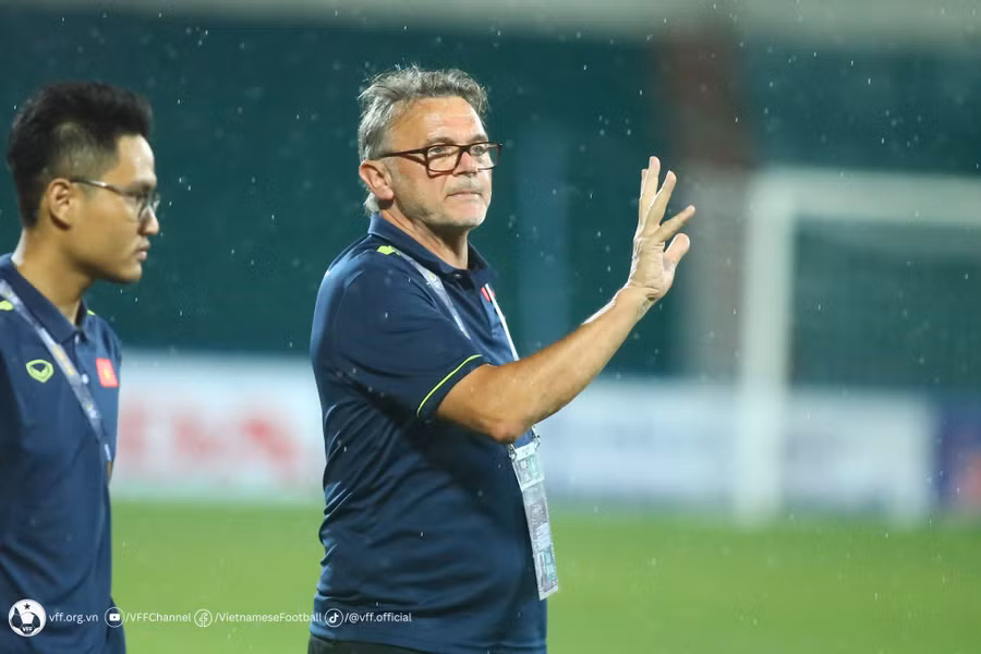 HLV Troussier thừa nhận bóng đá Việt Nam còn nhiều hạn chế.