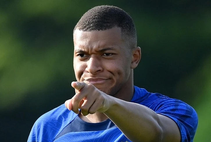 Kylian Mbappe tiếp tục mâu thuẫn với PSG.