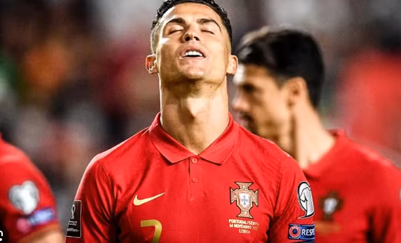 Ronaldo lọt Top 10 ngôi sao bị ghét nhất thế giới do tạp chí Fourfourtwo bình chọn.