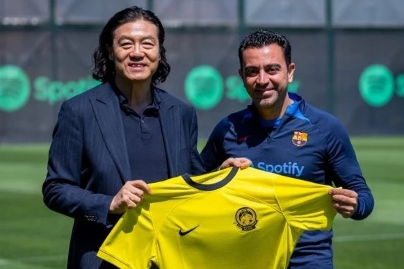 HLV U22 Malaysia gặp Xavi của Barca xin chiến thuật ở SEA Games.