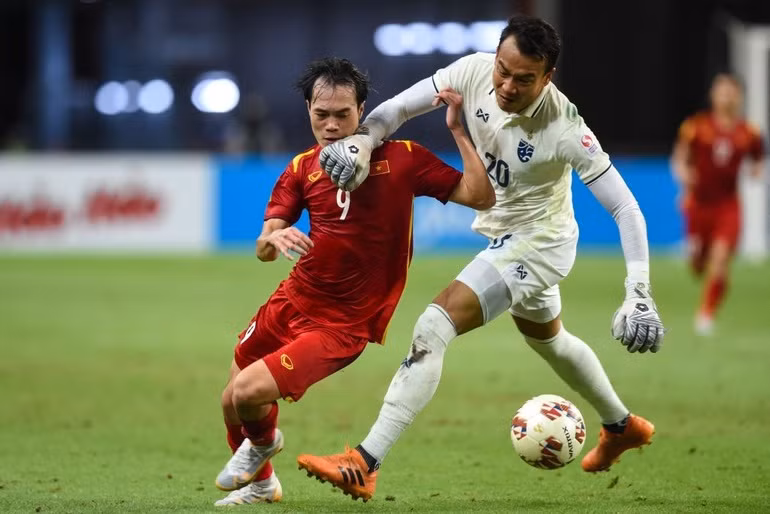 Tình huống gây tranh cãi nhất của trận đấu. (Ảnh: Getty).