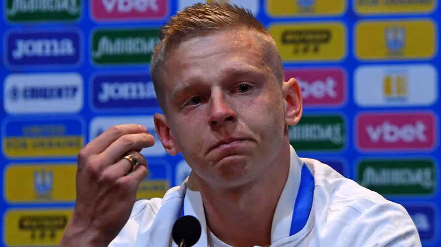 Zinchenko khóc trong buổi họp báo playoff World Cup.