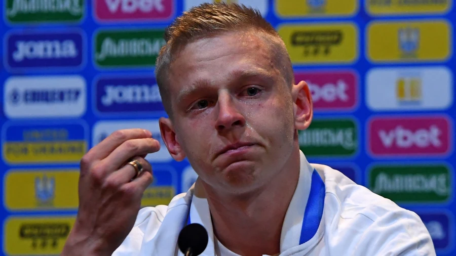 Zinchenko khóc trong buổi họp báo playoff World Cup.