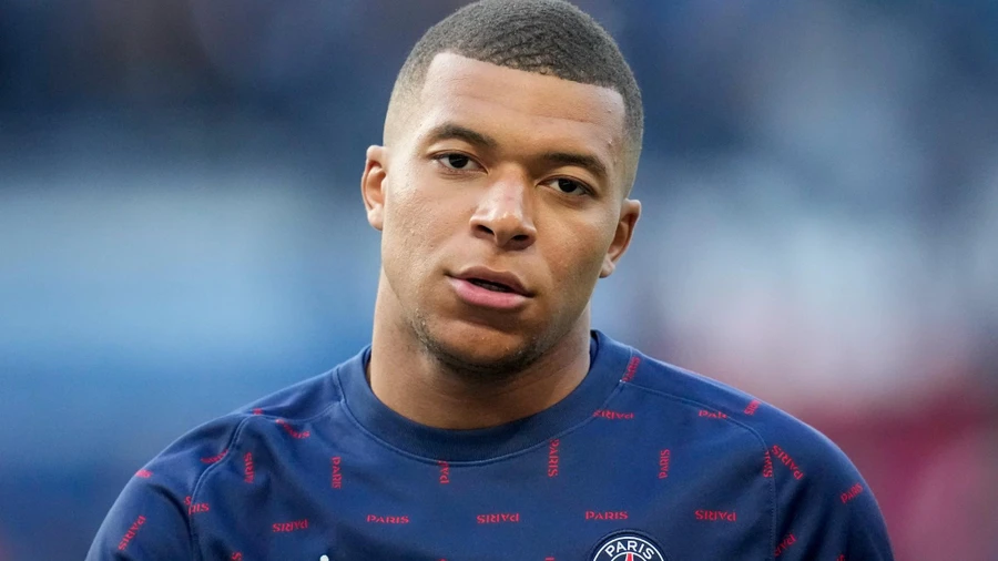 Mbappe thầm trách HLV Mauricio Pochettino không giúp PSG mạnh lên.