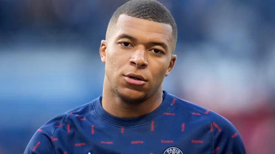 Mbappe thầm trách HLV Mauricio Pochettino không giúp PSG mạnh lên.