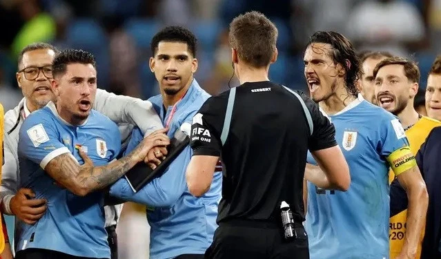 Uruguay đối diện án phạt cực nặng từ FIFA vì hành vi quá khích ở trận gặp Ghana.