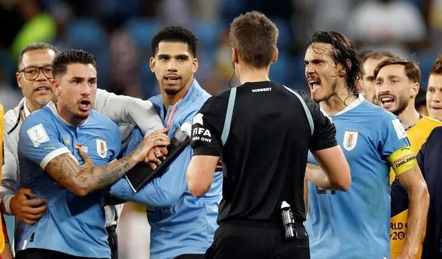Uruguay đối diện án phạt cực nặng từ FIFA vì hành vi quá khích ở trận gặp Ghana.