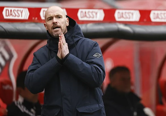 HLV Erik ten Hag tỏ ra hết sức thất vọng khi MU để thua Tottenham.