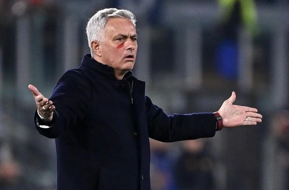 Mourinho có thể thay thế HLV Christophe Galtier ở PSG trong giai đoạn tới.