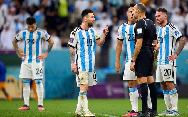 Trọng tài Antonio Mateu Lahoz kết thúc sớm công việc ở World Cup sau lời chê của Messi.