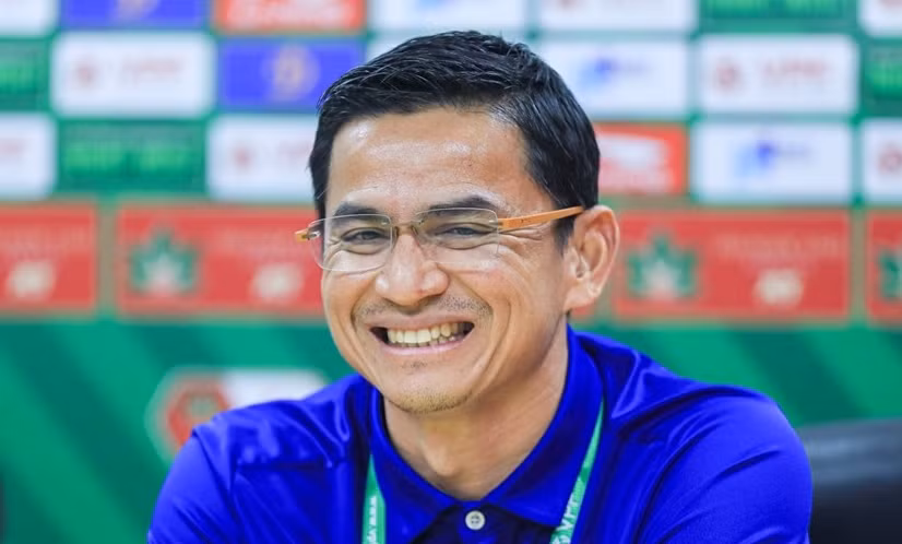 HLV Kiatisak chưa muốn bàn tới chuyện dẫn dắt tuyển Việt Nam.