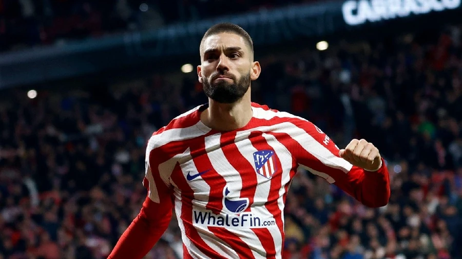 Yannick Carrasco sẽ không tới Barca như đồn đoán.