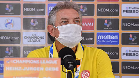 HLV Juergen Gede thất vọng sau trận thua CLB Thái Lan.