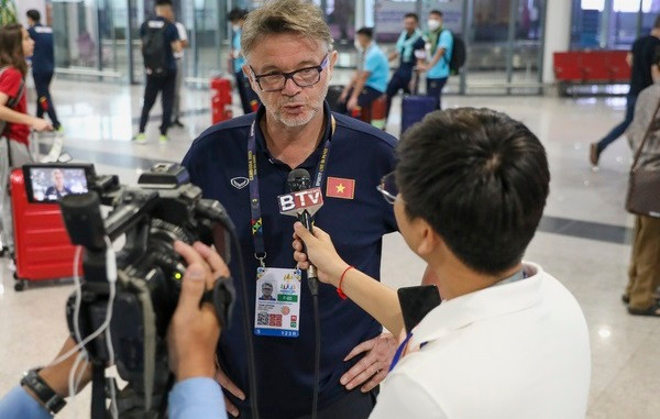 HLV Troussier tiết lộ gặp nhiều áp lực ở SEA Games 32.