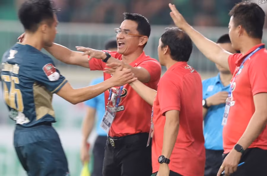 HLV Kiatisak ủng hộ cầu thủ Việt Nam sang Thái Lan thi đấu trong thời gian tới.