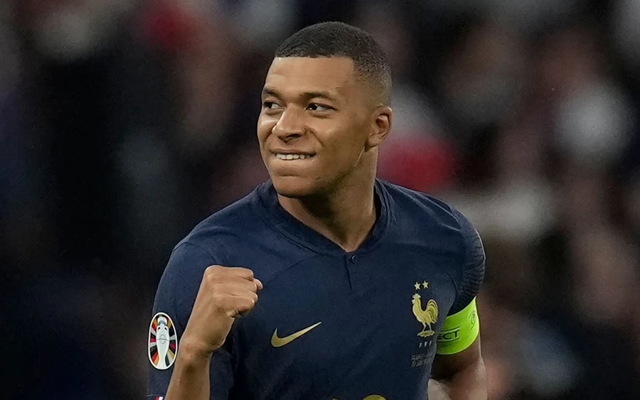 Kylian Mbappe chưa thể chốt tương lai với PSG.