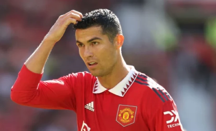 Ronaldo xuống đội trẻ tập luyện sau án phạt từ BHL Man United.