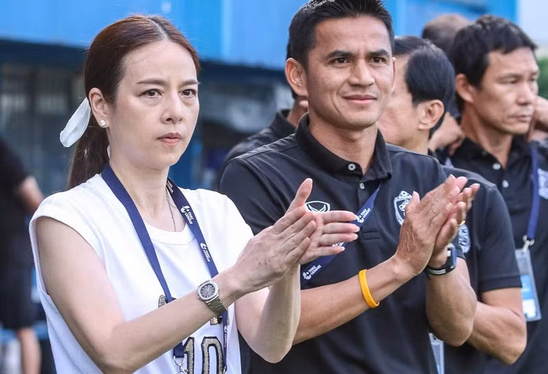HLV Kiatisak ủng hộ Madam Pang tranh chức Chủ tịch bóng đá Thái Lan.
