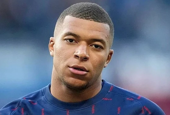 Mbappe đang trong những ngày tháng cơm chẳng lành, canh chẳng ngọt với PSG.