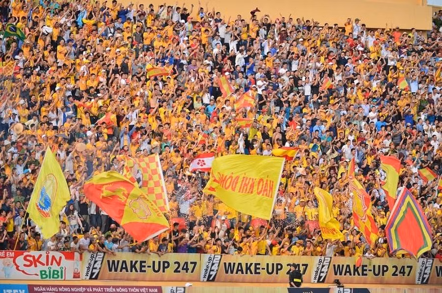 Sân Thiên Trường gây ấn tượng mạnh ở lượt trận hai V-League 2023 với lượng khán giả hùng hậu.