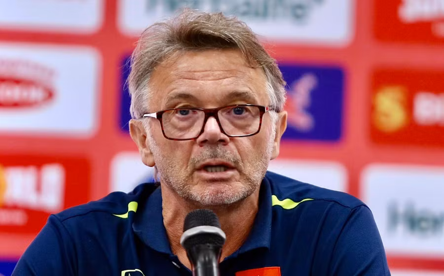 HLV Troussier thất vọng về trận thua của tuyển Việt Nam.