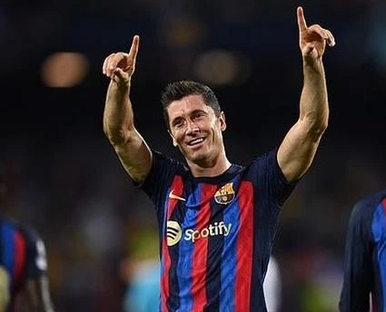 Robert Lewandowski tỏa sáng giúp Barca thắng đậm Viktoria Plzen