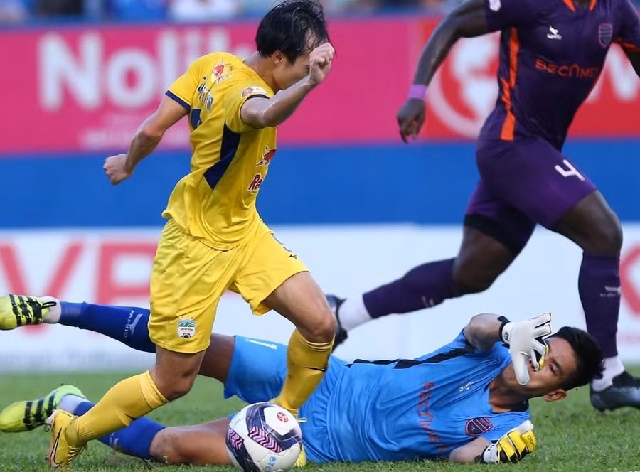 Văn Toàn ngã trong vòng cấm của Bình Dương nhưng không có phạt đền cho HAGL.