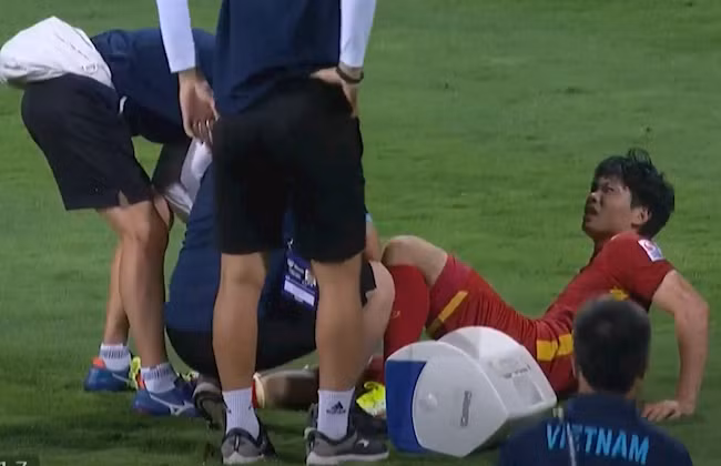 Công Phượng gặp chấn thương nhẹ trong trận đấu với Indonesia.