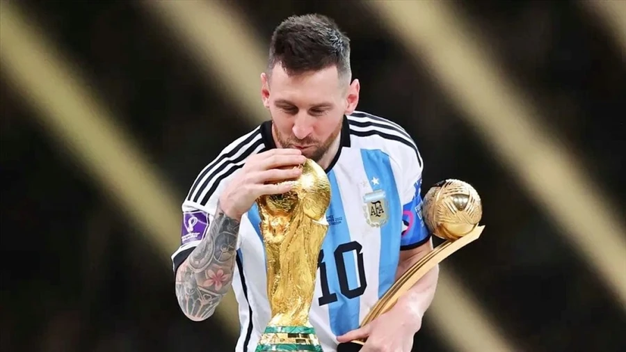 Messi bị chủ tịch UEFA chỉ trích vì không ngăn cản hành động sai trái của Emi Martinez.