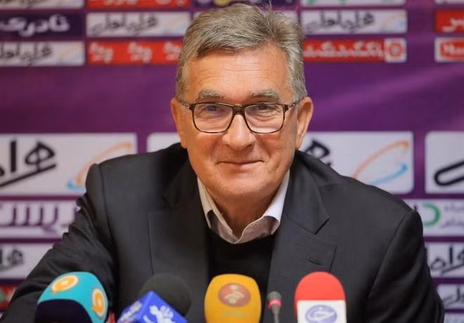 HLV tuyển Oman tự tin đánh bại tuyển Trung Quốc.