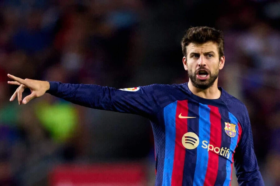 Gerard Pique trách Barca bỏ lỡ Messi dù bán đi một loạt cầu thủ.