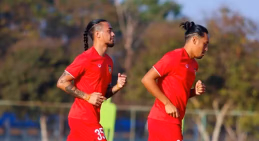 Trung vệ gốc Pháp của tuyển Lào Mitsada nguy cơ vắng mặt ở trận gặp Việt Nam.