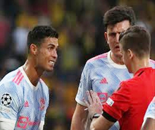 Ronaldo bị chê vì không chịu ngồi yên sau khi bị thay ra ở trận gặp Young Boys.