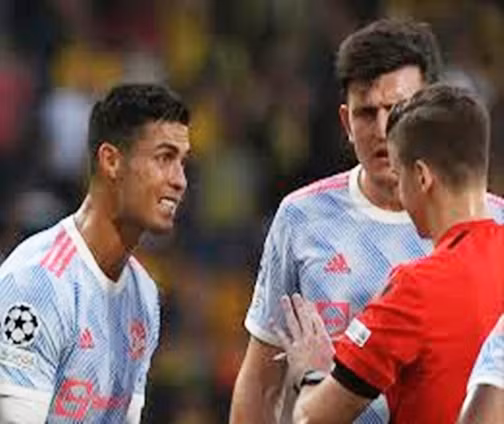 Ronaldo bị chê vì không chịu ngồi yên sau khi bị thay ra ở trận gặp Young Boys.