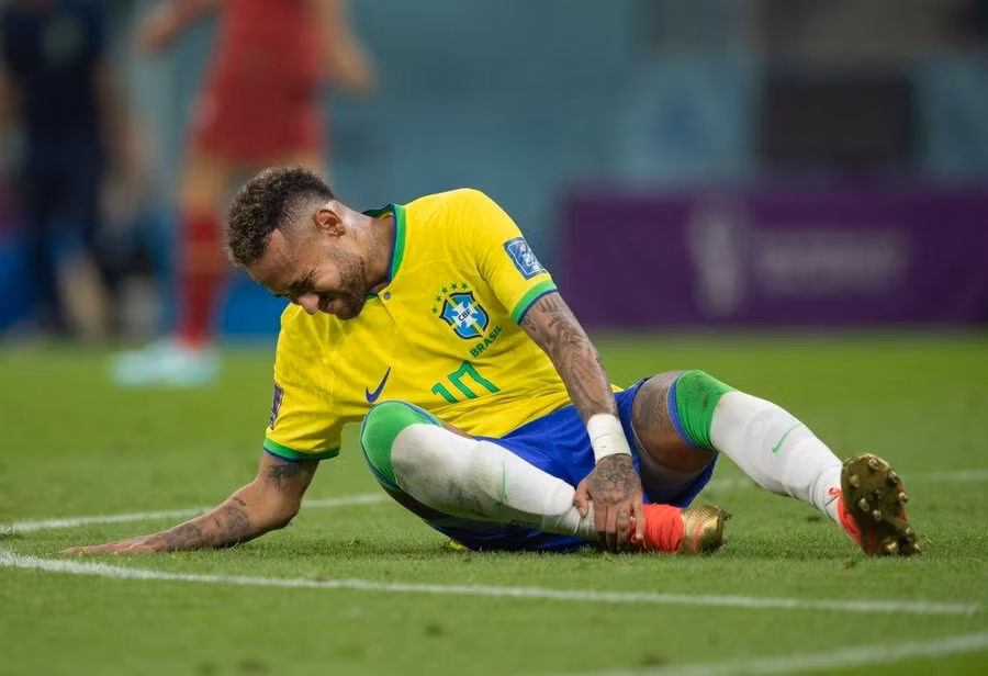 Neymar nghỉ hết vòng bảng World Cup vì chấn thương.