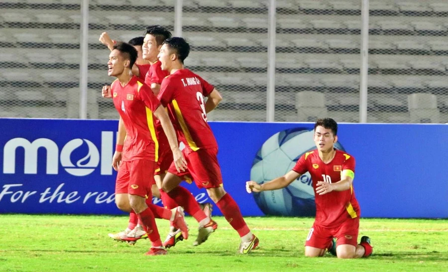 U19 Việt Nam gặp U19 Malaysia ở vòng bán kết giải Đông Nam Á.