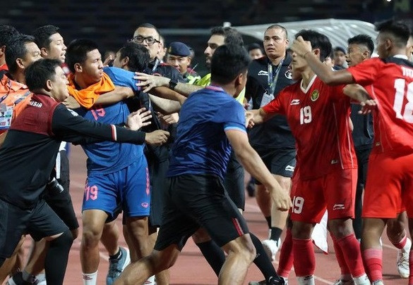 Trận chung kết SEA Games nhận nhiều lời chê với nhiều pha ẩu đả giữa hai bên.