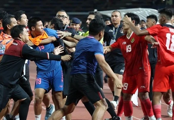 Trận chung kết SEA Games nhận nhiều lời chê với nhiều pha ẩu đả giữa hai bên.