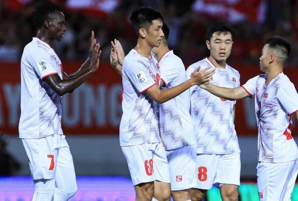 CLB Hải Phòng nhận thưởng 200 triệu từ VFF sau chiến thắng trước PSM Makassar ở AFC Cup.