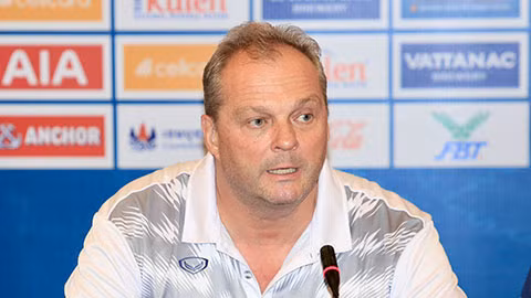 HLV Michael Weiss của U22 Lào Michael Weiss thể hiện quyết tâm trước trận gặp Việt Nam.