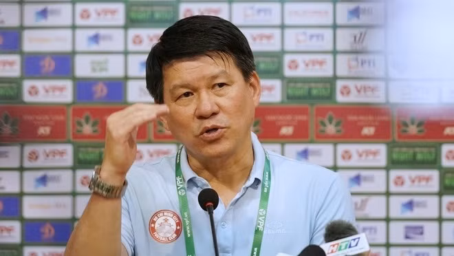 HLV Tiến Thành đổ lỗi cho trọng tài sau trận thua Hà Nội ở vòng 5 V. League.