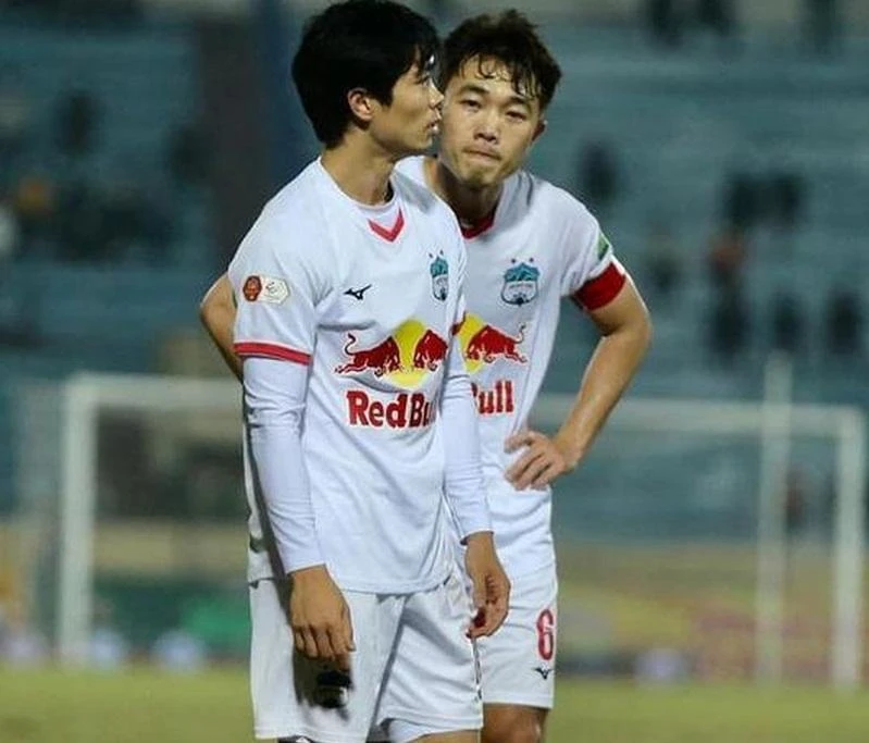 Xuân Trường động viên đồng đội sau chuỗi trận không như ý ở V.League.