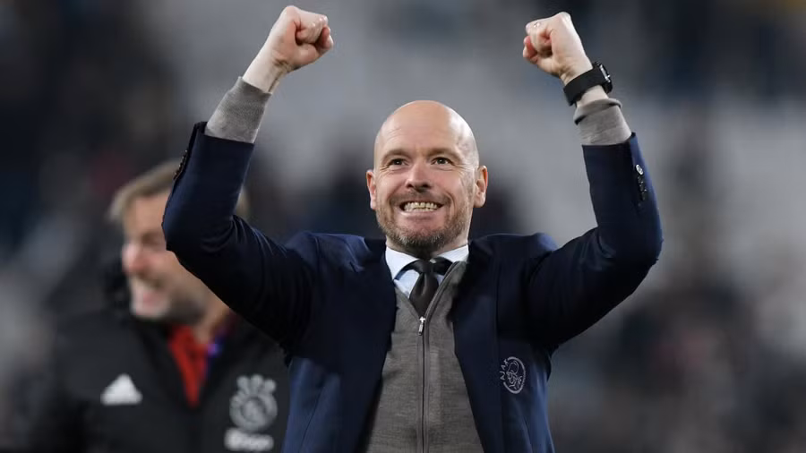 HLV Ten Hag tiếp tục gắn bó với Man United.