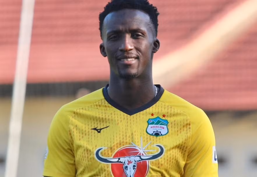 Trung vệ Diakite tính kiện Hoàng Anh Gia Lai.