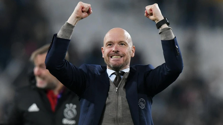 HLV Ten Hag tiếp tục gắn bó với Man United.